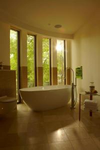 Chewton Glen Hotel - an Iconic Luxury Hotel的一间浴室