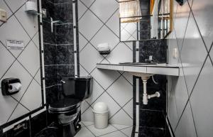 马尔多纳多港金塔酒店的一间带卫生间和水槽的浴室