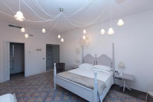 希克利Palazzo Conti Camere & Suites的一间白色卧室,配有床和天花板