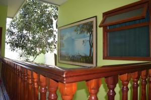 危地马拉Hotel Posada del Centro的阳台设有木栏杆和窗户。
