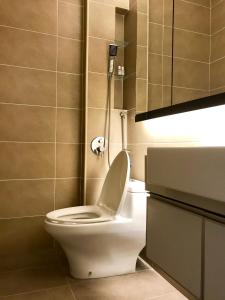 芙蓉RIVERO BOUTIQUE HOTEL Seremban 2的浴室配有白色卫生间和盥洗盆。
