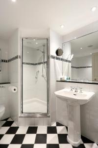 阿斯科特麦克唐纳德贝里斯特德酒店&SPA的带淋浴和盥洗盆的白色浴室