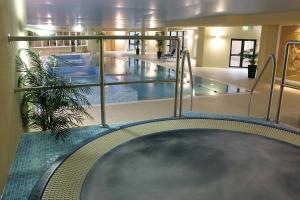 戈里安博温泉酒店的大型建筑内的大型游泳池,设有游泳池