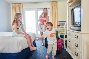 希普博特姆Drifting Sands Oceanfront Hotel的一群3名儿童住在旅馆房间