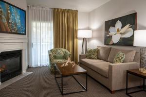 拉斯维加斯塔希提全套房度假酒店的带沙发和壁炉的客厅