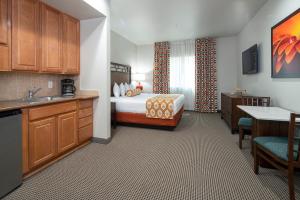 拉斯维加斯塔希提全套房度假酒店的酒店客房带一张床和一个厨房