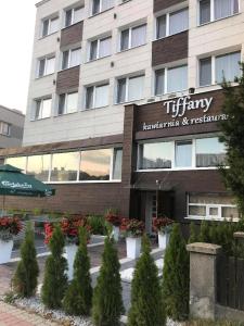 卢巴瓦新城Hotel Tiffany的一座标有酒店标志的建筑