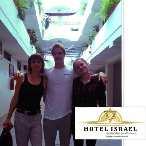 新洛哈Hotel Israel - Lago Agrio的一名男子和两名妇女站在建筑物里