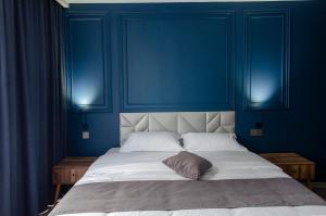 KojoriThe Residence Hotel & Cottages的蓝色的卧室,配有带枕头的床