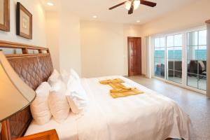 桑迪湾Lawson Rock - Seahorse 104 Condo的卧室配有白色大床和白色枕头