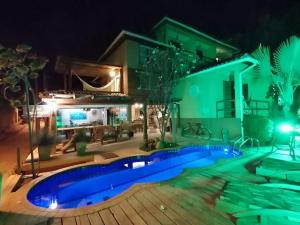 莫罗圣保罗巴伊亚贝拉旅馆的夜间在房子前面的游泳池