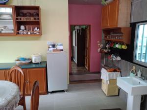 古晋Jazepuri - Jaze 3的厨房配有冰箱和水槽