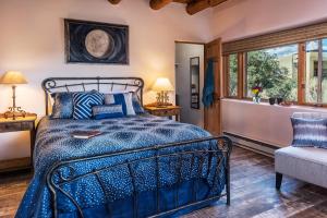 圣达菲Bobcat Inn的一间卧室设有蓝色的床和窗户。