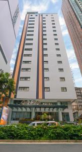 马尼拉Coro Hotel的一座大型建筑,旁边是酒店