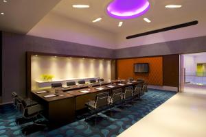 海得拉巴阿瓦萨酒店的大型会议室,配有长桌子和椅子