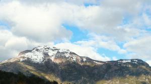 富塔莱乌富Cabañas Aitue的天空中白雪云覆盖的山