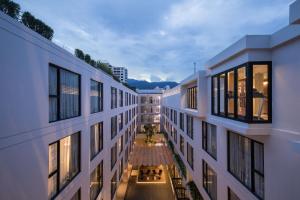 清迈Novotel Chiangmai Nimman Journeyhub的黄昏时分建筑物的顶部景观