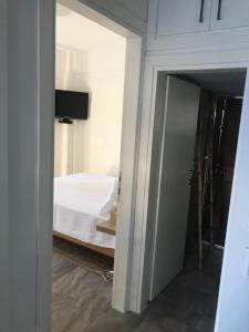 克里皮吉AVRA 1的通往卧室的门,卧室配有一张床和电视