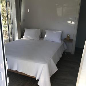 克里皮吉AVRA 1的白色的床、白色床单和枕头