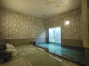 挂川市路线挂川国米酒店的窗户房间的游泳池