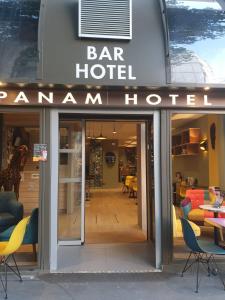 巴黎Panam Hotel PARIS GAMBETTA- Place Gambetta-Mairie du 20 emme的一间标有阅读酒吧标志的餐厅