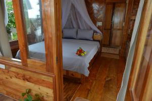 富国Cay Sao Resort的小卧室配有鲜花床