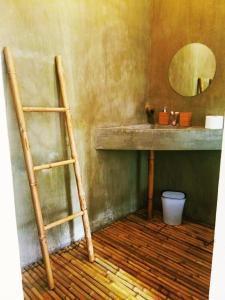 沙湾拿吉Vanpila的浴室设有梯子和带镜子的盥洗盆