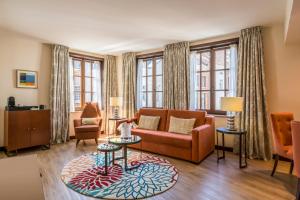布鲁塞尔布鲁塞尔大广场华威酒店的带沙发、椅子和窗户的客厅