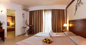 马斯蒂查里盖亚皇家酒店的酒店客房,配有一张带水果的床
