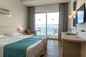 帕福斯辛西安纳海滩酒店的酒店客房设有两张床和大窗户。