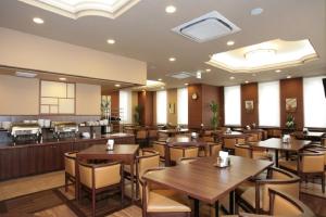 磐城磐城站前路线酒店的一间带桌椅的餐厅和一间自助餐厅
