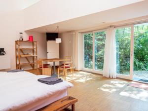 达姆施塔特Darmstadt Loft的卧室配有床、桌子和窗户。