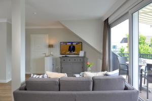 巴特罗森菲尔德德瑞比瑞库恩酒店的带沙发和电视的客厅