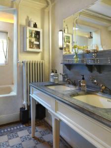 阿姆斯特丹City B&B Villa Nicola的一间带两个盥洗盆和大镜子的浴室
