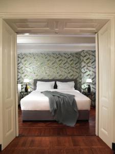 阿姆斯特丹City B&B Villa Nicola的一间卧室设有一张带花卉墙壁的大床