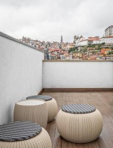 加亚新城296海瑞提基公寓的阳台设有2张凳子,享有城市美景。