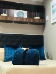 PanoramaPanorama Self Catering的蓝色枕头和蓝色枕头的床
