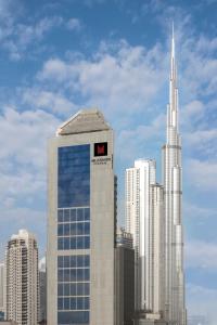 迪拜Millennium Central Downtown的享有城市美景的大型摩天大楼