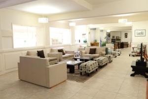 圣卡洛斯-德巴里洛切科特布斯酒店的带沙发和桌子的大型客厅