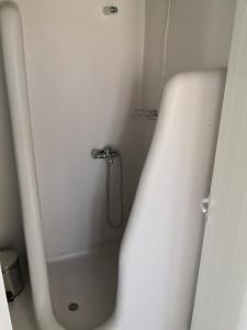 克洛瓦斯Ftelia Breeze的浴室配有白色浴缸和淋浴。