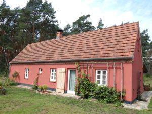 Alt JabelFerienhaus am Wald mit Klavier, Holzofen, Sauna的红色房子,有红色屋顶