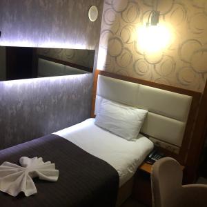 科贾埃利Izmıt Saray Hotel的一间酒店客房,床上有白色的花朵