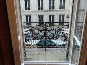 巴黎Maison de Lignières - Guest House - Paris quartier Champs-Elysées的阳台配有椅子,享有大楼的景致。
