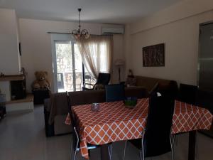 维勒克哈德哈VILLA MERASTRI的客厅配有桌子和沙发