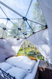 阿尔塔GLØD Aurora Canvas Dome的帐篷内带两张床的房间