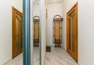 基辅Квартира на Пушкінській的走廊的房间里有两个门