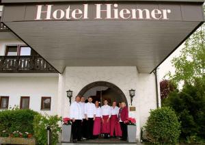 梅明根赫姆酒店的一群站在旅馆老板面前的人
