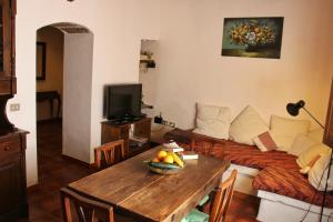亚伊萨卡萨洛斯艾贾希乡村酒店的客厅配有沙发和桌子