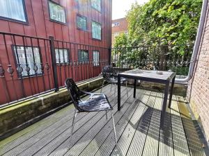 阿姆斯特丹沙塞酒店的阳台配有一张桌子和两把椅子