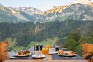 英格堡Hotel Waldegg - Adults only的一张带食品和饮料的桌子,享有山景